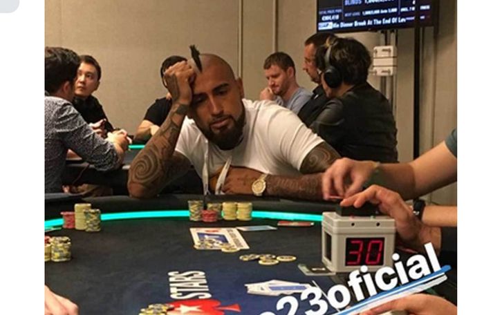 Unggahan yang menunjukkan Arturo Vidal tengah bermain poker