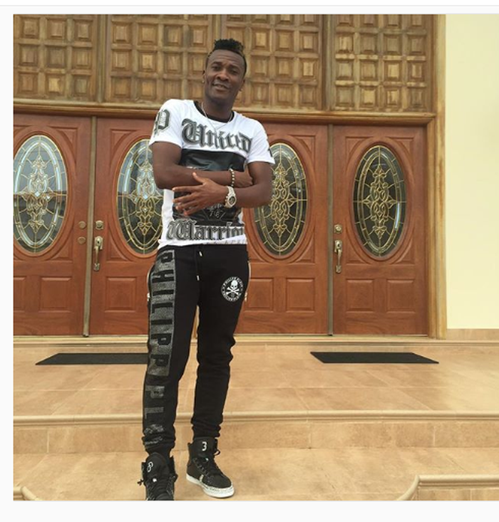 Foto Asamoah Gyan didepan pintu rumahnya