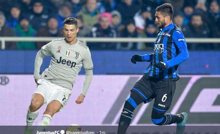 Megabintang Juventus, Cristiano Ronaldo (kiri), beraksi dalam laga perempat final Coppa Italia melawan Atalanta di Stadion Atleti Azzurri d'Italia pada 30 Januari 2019.