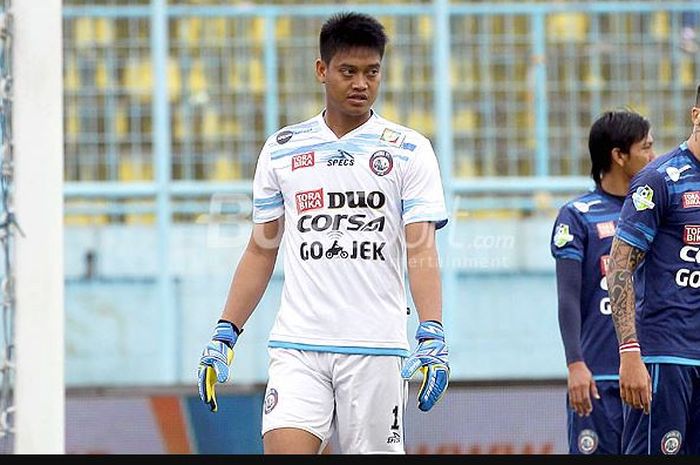 Ekspresi mantan kiper Arema FC, Kurnia Meiga, saat melawan Persiba Balikpapan dalam laga pekan ke-20 Liga 1 di Stadion Kanjuruhan Kabupaten Malang, Jawa Timur, Jumat (18/08/2017) sore.