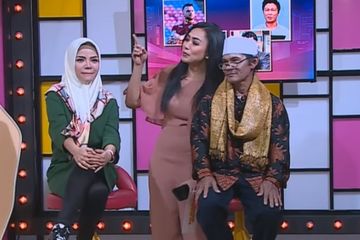 Jadi Salah Satu Tokoh Agama Di Kampung Ayah Dinar Candy Mengaku Rumahnya Digeruduk Banyak Warga Yang Berebut Ingin Membeli Celana Dalam Bekas Pakai Sang Anak Semua Halaman Hits
