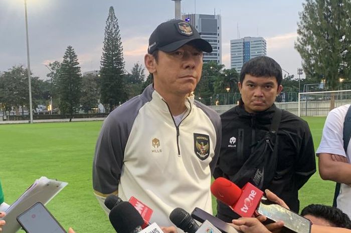 Shin Tae-yong seusai memimpin latihan timnas U-20 Indonesia di Lapangan A, Senayan, Jakarta Pusat, Jumat (3/2/2023).