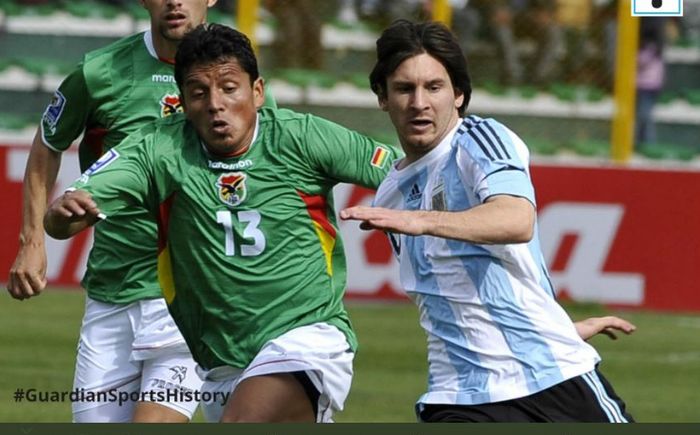Lionel Messi saat membela timnas Argentina menghadapi Bolivia di kualifikasi Piala Dunia 2010 ketika Tim Tango kalah 1-6 di La Paz.