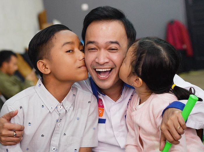 Ruben Onsu bersama anak laki-lakinya (Betrand) dan anak salah satu anak perempuannya (Thalia)