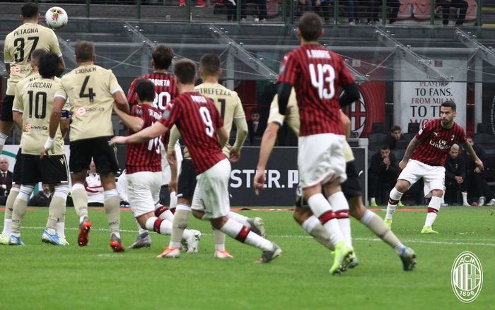 Gelandang AC Milan, Suso, menjebol gawang SPAL lewat tendangan bebas dalam laga di San Siro, Kamis (31/10/2019).