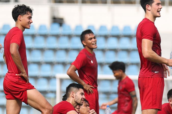 Rafael Struick (kedua dari kiri) tengah menikmati sesi latihan Timnas Indonesia jelang laga kontra Brunei Darussalam.