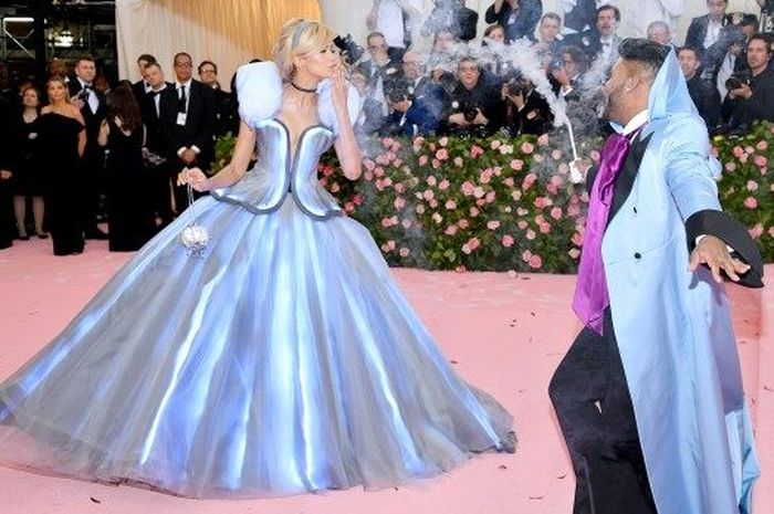 Zendaya tampil memukau dengan kostum Cinderella yang bisa menyala.