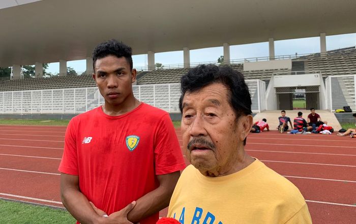  Atlet estafet dan lari 100 meter Indonesia, Lalu Muhammad Zohri (kiri), dan ketua PB PASI, Bob Hasan (kanan), saat menemui awak media di Stadion Madya, Jakarta, Selasa (7/5/2019).