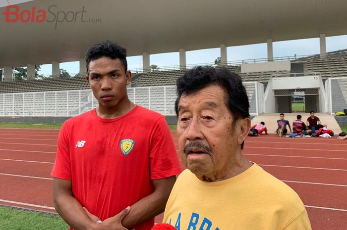 Atlet estafet dan lari 100 meter Indonesia, Lalu Muhammad Zohri (kiri), dan ketua PB PASI, Bob Hasan (kanan), saat menemui awak media di Stadion Madya, Jakarta, Selasa (7/5/2019).