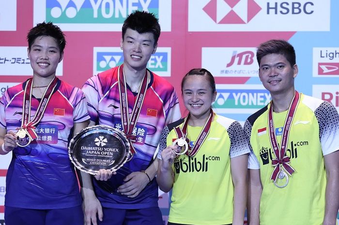 (dari ki-ka) Huang Dong Ping, Wang Yi Lyu, Melati Daeva Oktavianti, dan Praveen Jordan berpose bersama dalam prosesi penyerahan hadiah Japan Open 2019, Minggu (28/7/2019)