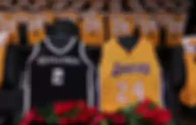 L.A. Lakers Bagikan Kaos Kobe Bryant Pada Para Penonton untuk Kenang Sang Black Mamba