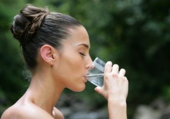 Awas! 5 Makanan & Minuman Ini Bisa Bikin Kita Haus & Dehidrasi
