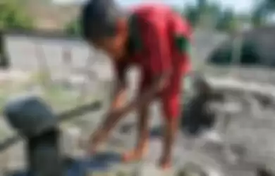 Anak kecil di Timor Leste terlihat kelaparan dan kurang gizi