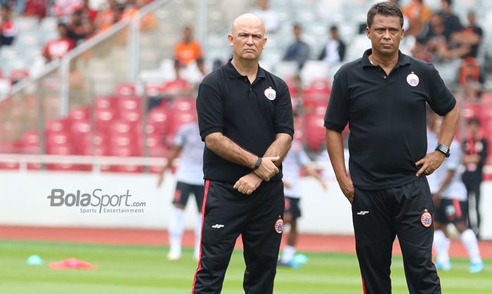 Pelatih Persija Jakarta, Sergio Farias, sedang memantau timnya jelang laga melawan Borneo FC di Stadion Gelora Bung Karno (1/3/2020)