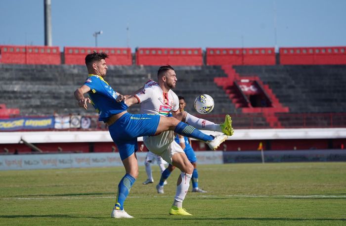 Penyerang Persija Jakarta, Marko Simic, ditempel ketat oleh bek Persib Bandung, Nick Kuipers, dalam lanjutan Liga 1 2019 di Stadion Kapten I Wayan Dipta, Gianyar, Bali, Senin (28/10/2019).