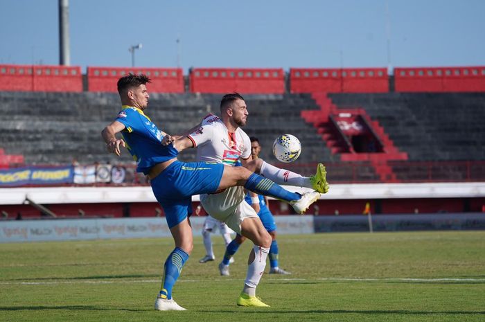 Penyerang Persija Jakarta, Marko Simic, ditempel ketat oleh bek Persib Bandung, Nick Kuipers, dalam lanjutan Liga 1 2019 di Stadion Kapten I Wayan Dipta, Gianyar, Bali, Senin (28/10/2019).