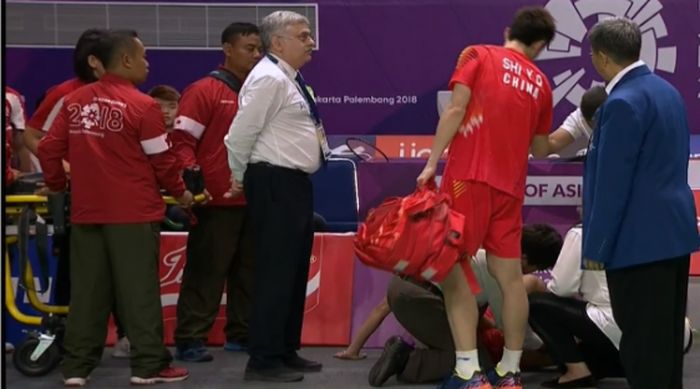 Shi Yuqi menyempatkan diri melihat kondisi Anthony Ginting sejenak di Asian Games 2018.