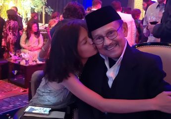 7 Foto Langka B.J. Habibie Bersama Cucu-cucunya. Sweet Banget!