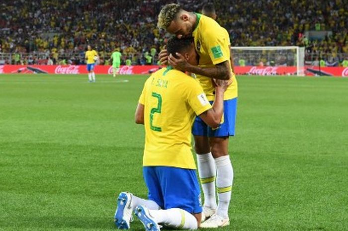 Neymar mencium kepala Thiago Silva dalam duel Piala Dunia 2018 saat Brasil bertemu Serbia di Moscow (27/6/2018).