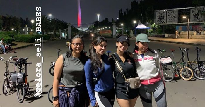 Penampilan seksi Vanessa Angel saat bersepeda