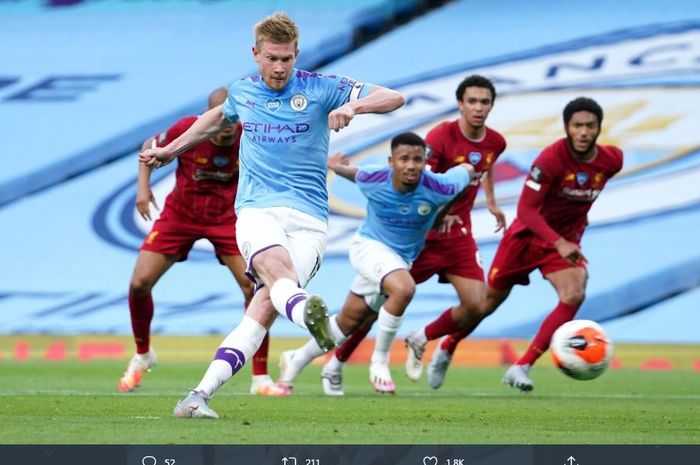 Kevin de Bruyne mencetak gol penalti untuk Manchester City ke gawang Liverpool, 2 Juli 2020.