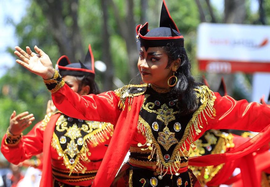 Wilayah indonesia yang berbentuk kepulauan membuat indonesia memiliki suku yang