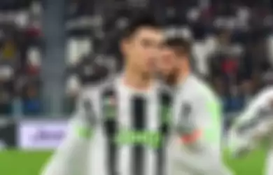 Cristiano Ronaldo dengan jersey baru Juventus kolaborasi adidas x Palace