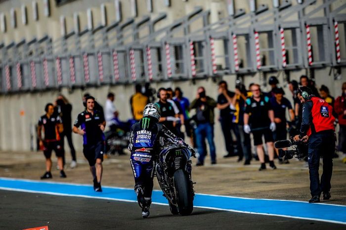 Aksi Maverick Vinales saat mendorong motornya menuju ke garasi tim Yamaha pada FP2 MotoGP Prancis 2019.