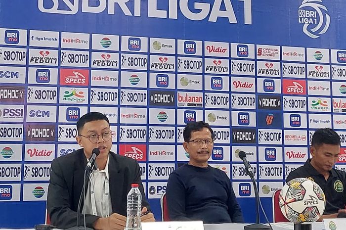 Pelatih Persikabo Djajang Nurjaman dan pemain Munadi.