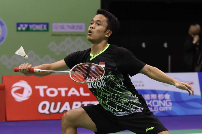 Anthony Sinisuka Ginting saat melawan  Jonatan Christie pada babak semifinal Hong Kong Open 2019 di Hong Kong Coliseum, Hong Kong, Sabtu (16/11/2019).