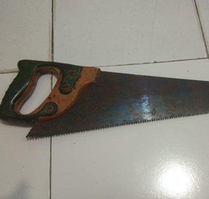 Barang bukti yang diamankan sebagai alat untuk menganiaya korban