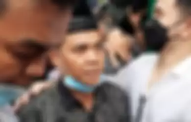 Ayah Bibi Ardiansyah, Faisal, saat ditemui Grid.ID di pemakaman, Jakarta Selatan, Jumat (5/11/2021).