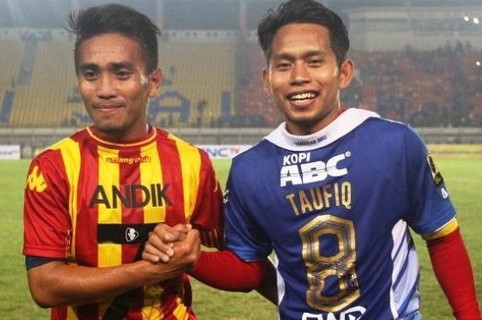 Gelandang Persib Bandung, Taufiq, dan penyerang Selangor FA, Andik Vermansah.