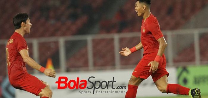 Bek kanan timnas Indonesia, Gavin Kwan (kiri) menyambut Alfat Fathier seusai mencetak gol ke gawang Timor Leste pada laga kedua Grup B Piala AFF 2018 di SUGBK, 13 November 2018.