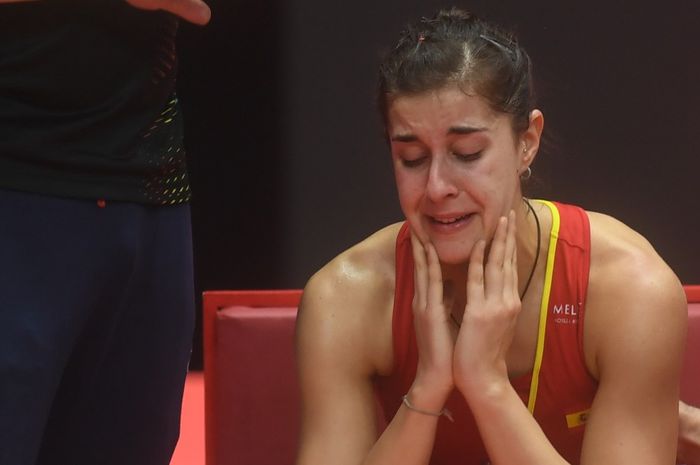 Pebulu tangkis tunggal putri Spanyol, Carolina Marin, menangis setelah mengalami cedera pada final Indonesia Masters 2019.