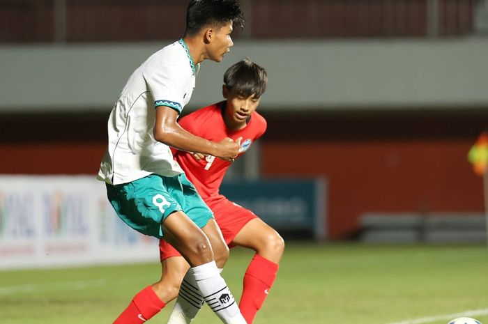 Aksi pemain Timnas U-16 Indonesia versus Singapura pada laga matchday kedua Grup A Piala AFF U-16 2022 di Stadion Maguwoharjo, Sleman, Yogyakarta, Rabu (3/8/2022).