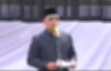 Ridwan Kamil dalam pemakaman Emmeril Kahn Mumtadz.