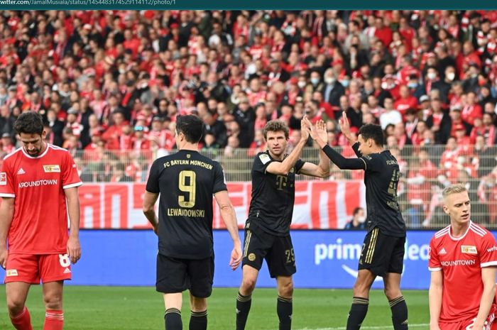 Bayern Muenchen dan Borussia Dortmund hanya berbeda satu poin di klasemen Bundesliga 2021-2022 setelah sama-sama kompak meraih kemenangan.