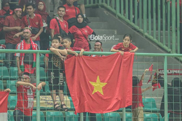 Suporter cilik Vietnam memberikan dukungan di Stadion Patriot Candrabhaga, Bekasi, Jawa Barat, 2 Juli 2022.