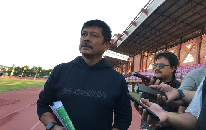 Pelatih Timnas U-19 Indonesia, Indra Sjafri pada sesi latihan sore di Lapangan THOR, Surabaya, Selasa (22/7/2024) malam WIB