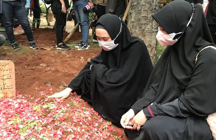 Pemakaman ayah Oki Setiana Dewi dan Ria Ricis di Pesantren Tahfiz Daarul Qur'an, kawasan Cipondoh, Tangerang