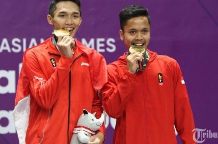 Tunggal putra Indonesia, Jonatan Christie bersama Anthony Sinisuka Ginting saat upacara pengalungan medali Asian Games 2018.