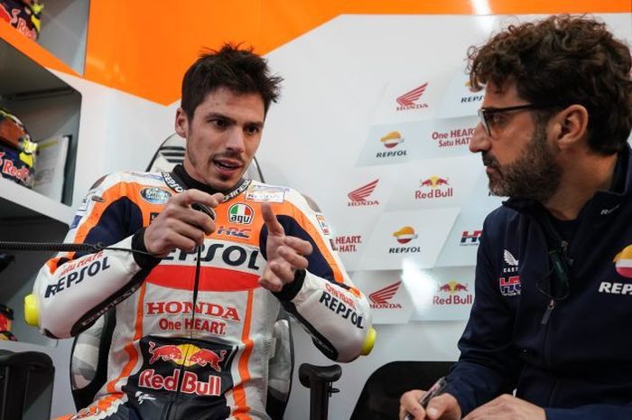 Pembalap Repsol Honda, Joan Mir, berbicara kepada kepala kru, Santi Hernandez, saat tes pasca-musim MotoGP di Sirkuit Ricardo Tormo, Valencia, Spanyol, 28 November 2023.