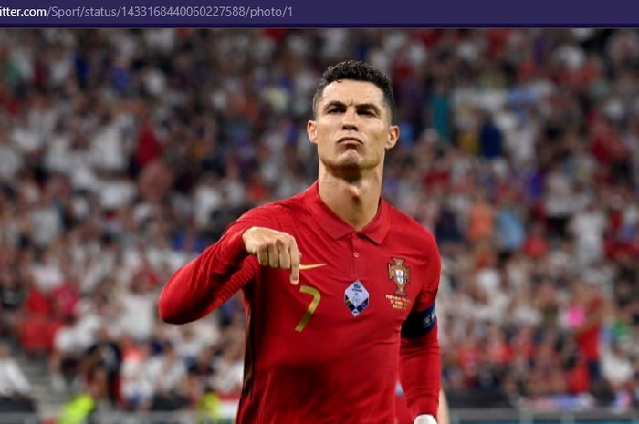 Cristiano Ronaldo dalam perjalan menuju ke Qatar usai membawa timnas Portugal lolos ke final play-off Kualifikasi Piala Dunia 2022 dengan membungkam timnas Turki.