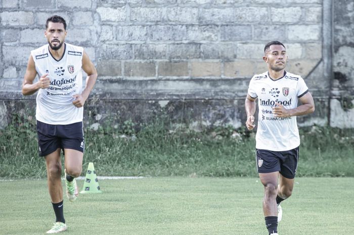 Pemain anyar Bali United, Ardi Idrus (kanan) berlatih bersama Wilian Pacheco.