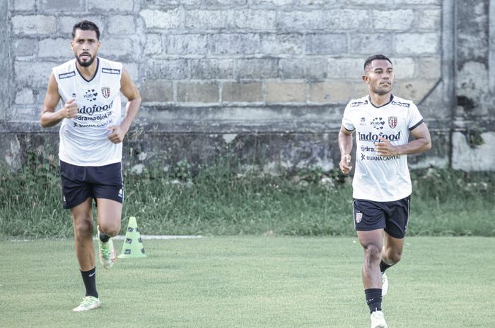 Pemain Bali United, Ardi Idrus (kanan) berlatih bersama Wilian Pacheco.
