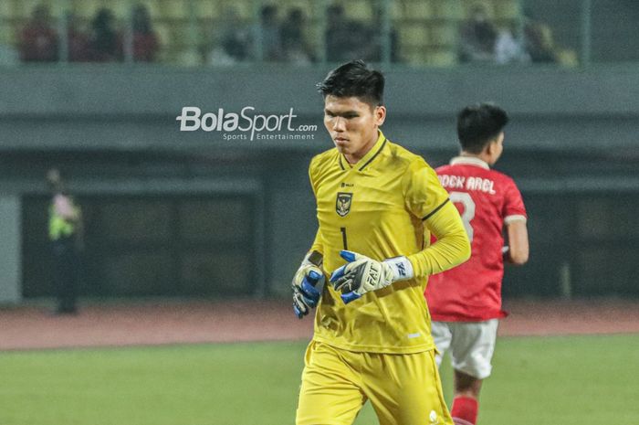 Kiper timnas U-19 Indonesia, Cahya Supriadi, saat bertanding di Stadion Patriot Candrabhaga, Bekasi, Jawa Barat.