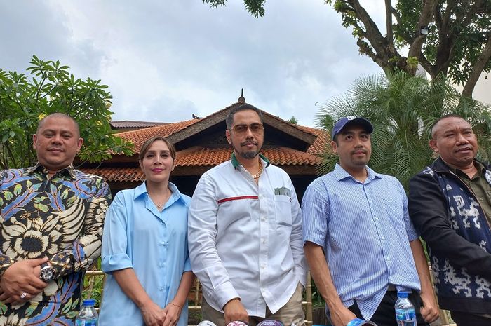 Keluarga Ferry Irawan didampingi Sunan Kalijaga, saat jumpa pers di Cilandak, Jakarta Selatan, pada Kamis (19/1/2023).