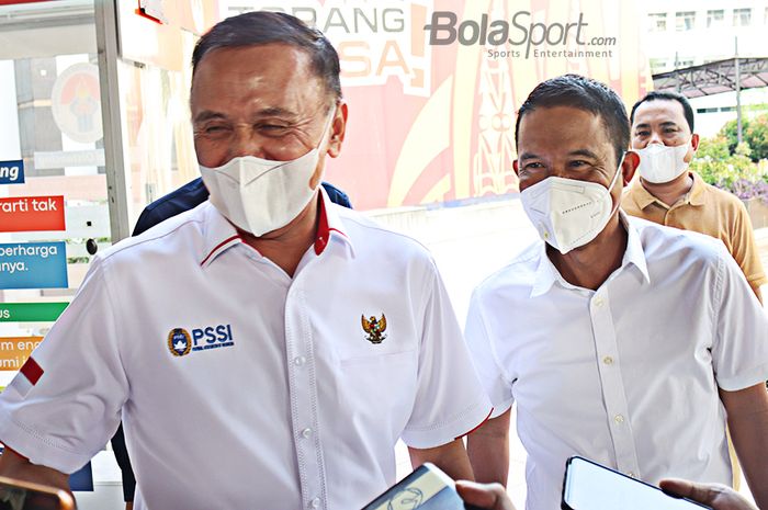 Ketua Umum PSSI, Mochamad Iriawan (kiri), dan Pelaksana Tugas Sekjen PSSI, Yunus Nusi, tengah memberikan keterangan kepada awak media di Kantor Kemenpora, Senayan, Jakarta, 21 April 2021.