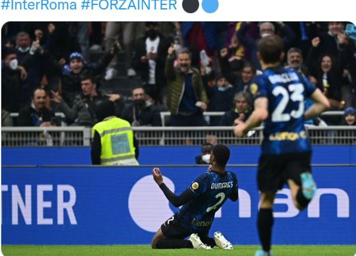Denzel Dumfries merayakan golnya untuk Inter Milan ke gawang AS Roma dalam duel Liga Italia di San Siro (23/4/2022).